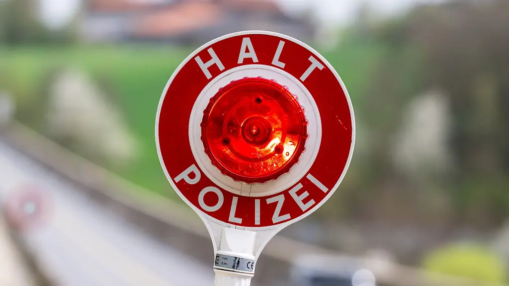 Der-Polizist-versuchte-unter-anderem-mit-einer-Leuchtkelle-den-Wagen-anzuhalten
