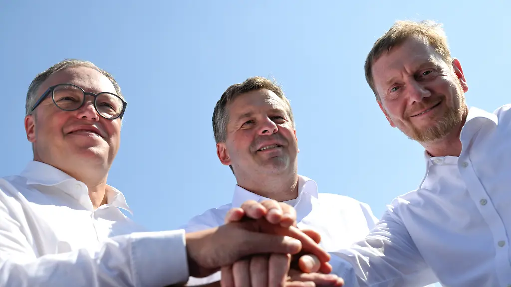 Mario-Voigt-CDU-v-l-Ministerpraesident-von-Thueringen-Sven-Schulze-CDU-Ministerpraesident-von-Sachsen-Anhalt-und-Michael-Kretschmer-CDU-Ministerpraesident-von-Sachsen-treffen-sich-zu-einer-gemeinsamen-Schifffahrt-auf-dem-Geiseltalsee-Im-Mittelpunkt-des-Treffens-steht-der-Strukturwandel-in-der-Region