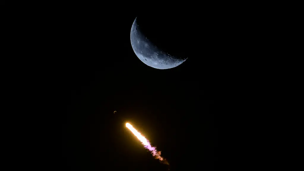 July-9-2026-Cape-Canaveral-Florida-USA-With-a-crescent-moon-behind-a-SpaceX-Falcon-9-rocket-carrying-29-Starlink-satellites-lifts-off-from-Space-Launch-Complex-40-at-Cape-Canaveral-Space-Force-Station-at-5-25-a-m-EDT-on-July-9-2026