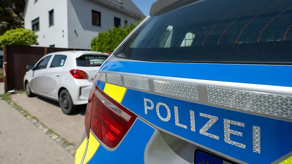 Am-Dienstag-suchten-die-Ermittler-weitere-Spuren-in-und-um-das-Wohnheim