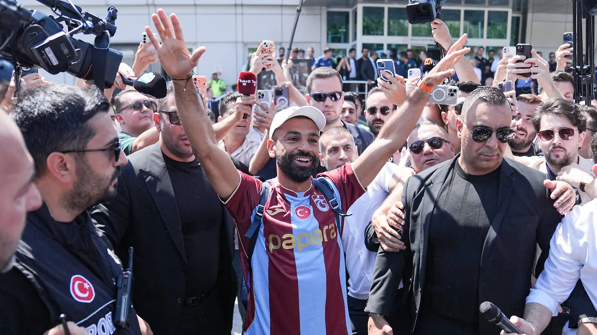 Egyptian-football-star-Mohamed-Salah-arrives-in-Istanbul-ISTANBUL-TURKIYE-AUGUST-5-Egyptian-footballer-Mohamed-Salah-who-has-begun-transfer-talks-with-Trabzonspor-arrives-in-Istanbul-Turkiye-on-August-5-2026-The-34-year-old-player-arrived-by-private-jet-at-Ataturk-Airport-General-Aviation-Terminal-from-the-Greek-island-of-Mykonos-where-he-had-been-on-vacation-and-was-welcomed-by-Trabzonspor-supporters-Cemal-Yurttas-Anadolu-Istanbul-Turkey-Editorial-use-only-Please-get-in-touch-for-any-other-usage