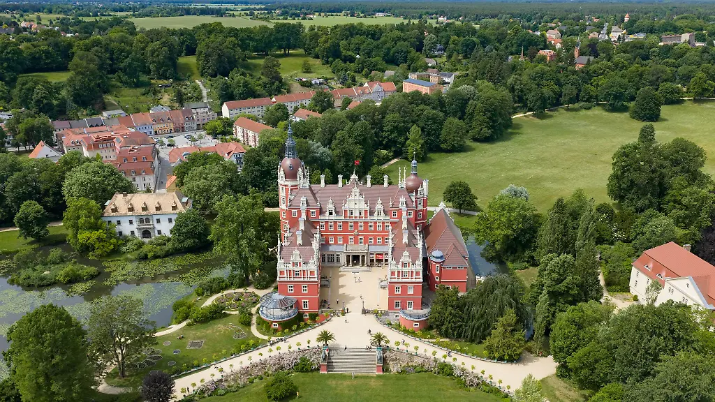 Die-Mitarbeiter-verschaffen-sich-einen-Ueberblick-ueber-die-Lage-im-830-Hektar-grossen-Park-um-die-groessten-Schaeden-bestenfalls-bis-zum-Wochenende-zu-beseitigen