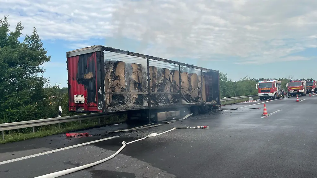 Ein-brennender-Lkw-Auflieger-sorgt-auf-der-A14-fuer-eine-Vollsperrung