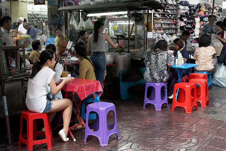 Streetfood-Stand-mit-bunten-Tischen-und-Stuehlen-Yaowarat-Road-Chinatown-Samphanthawong-Bangkok-Thailand-Asien