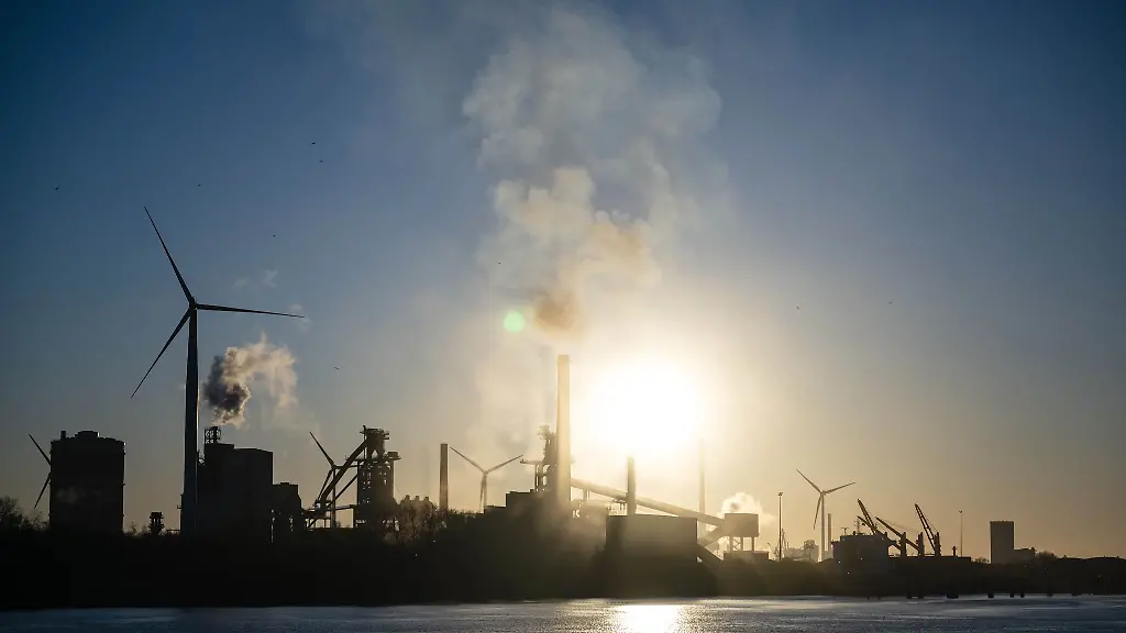 Das-Bremer-Stahlwerk-verursacht-viele-CO2-Emissionen-Beim-Erreichen-der-Klimaziele-spielt-es-eine-wichtige-Rolle