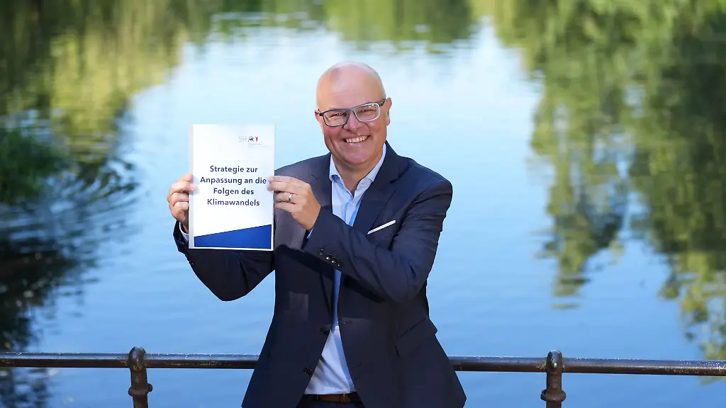 Goldschmidt-stellt-die-Strategie-des-Landes-Schleswig-Holstein-zur-Anpassung-an-die-Folgen-des-Klimawandels-in-einem-Kieler-Park-vor-der-gerade-fuer-den-Klimawandel-fit-gemacht-wird