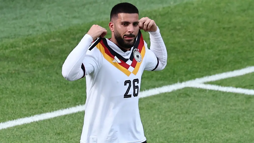 Deniz-Undav-traegt-auch-im-Trainingslager-des-VfB-Stuttgart-langaermlige-Shirts