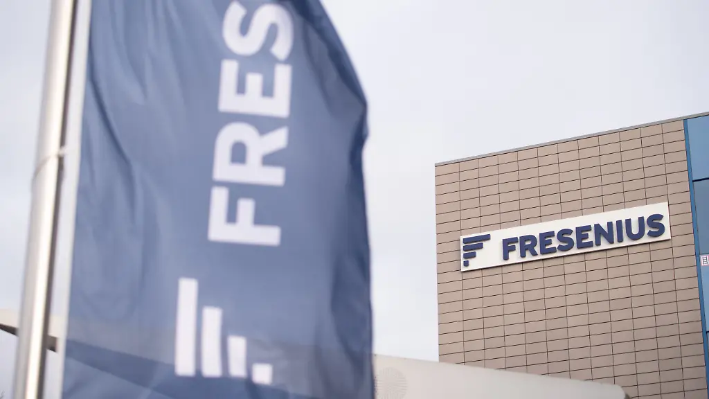 Die-FRESENIUS-Konzernzentrale-allgemein-feature-Randmotiv-Symbolfoto-Aussenansicht-Logo-Bilanzpressekonferenz-der-Fresenius-SE-am-21-02