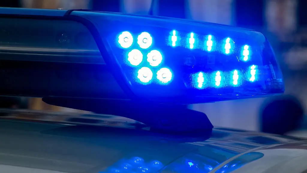 Der-Linienbus-ist-leer-als-Bus-und-Auto-bei-Aschersleben-zusammenstossen