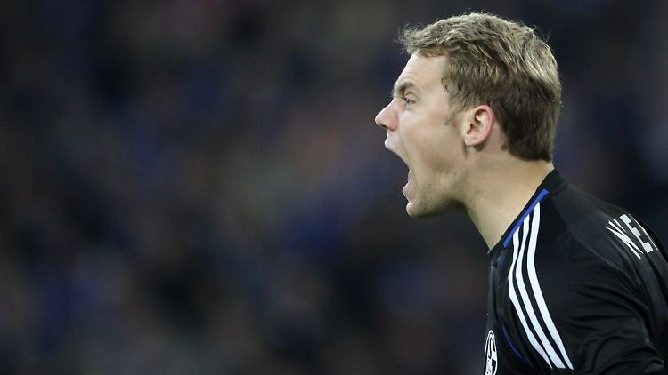 Ein Torhüter beim Fußball muss sich über eine weite Strecke Gehör verschaffen.