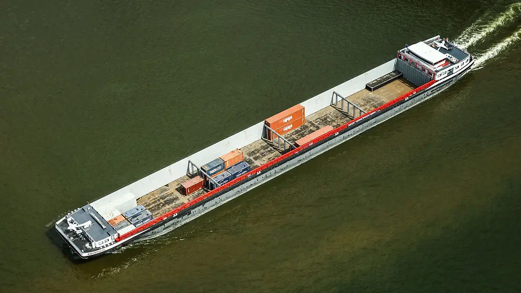 Wenige-Container-befoerdert-dieses-Schiff-auf-dem-Rhein