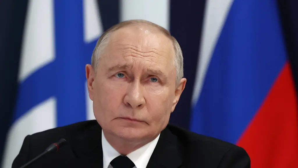 Auf-diesem-von-der-russischen-nationalen-Nachrichtenagentur-Sputnik-via-AP-veroeffentlichen-Foto-spricht-der-russische-Praesident-Wladimir-Putin-anlaesslich-des-Tages-der-Marine-im-Admiralitaetsgebaeude-vor-Marineoffizieren