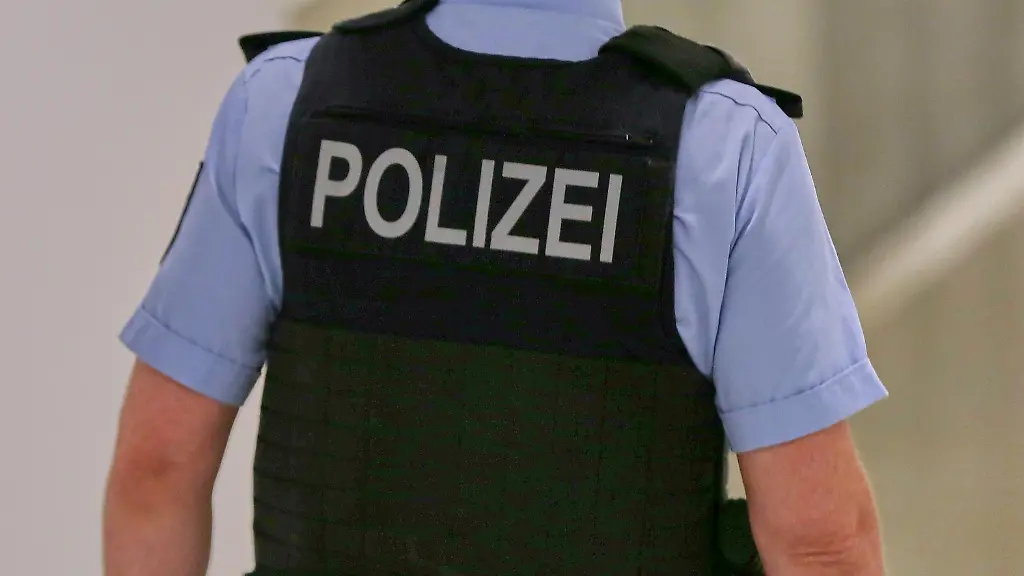 Berlin-Deutschland-Deutscher-Bundestag-Polizist