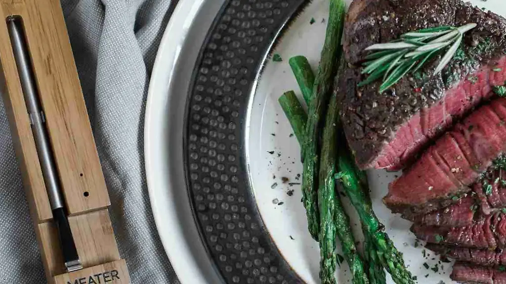 Auf-den-Punkt-gegrilltes-Fleisch-Dabei-kann-ein-smartes-Fleischthermometer-helfen