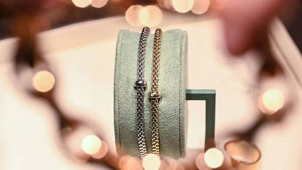 In-einer-mitgebrachten-Tasche-verstauten-die-Taeter-den-Schmuck