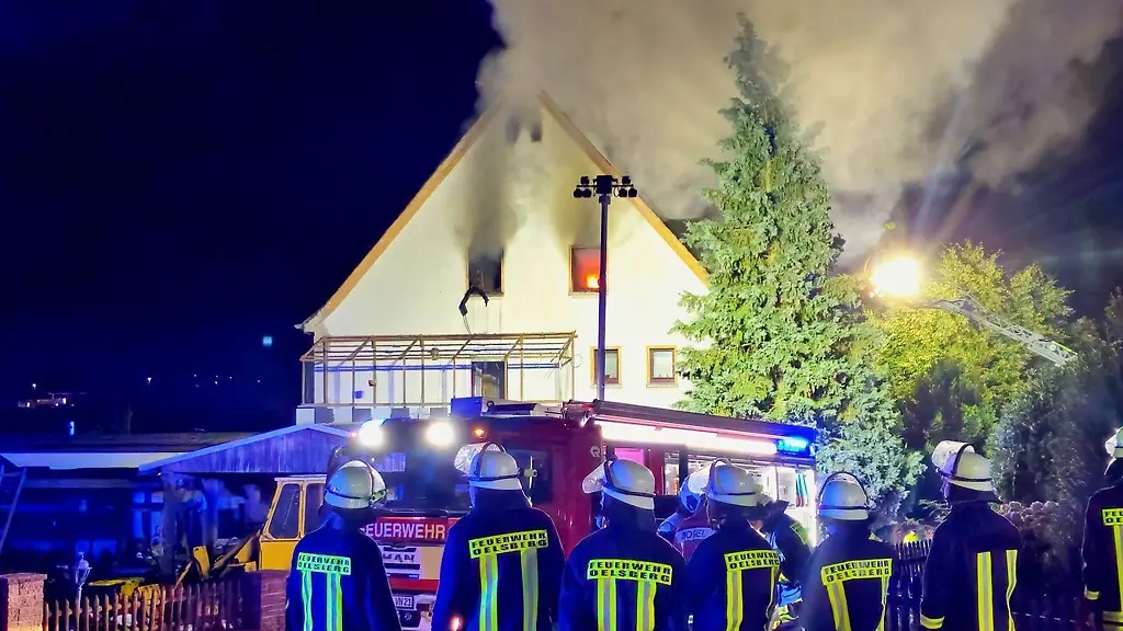 Das-Feuer-brach-in-der-Nacht-aus-die-Einsatzkraefte-loeschten-es-gegen-04-00-Uhr