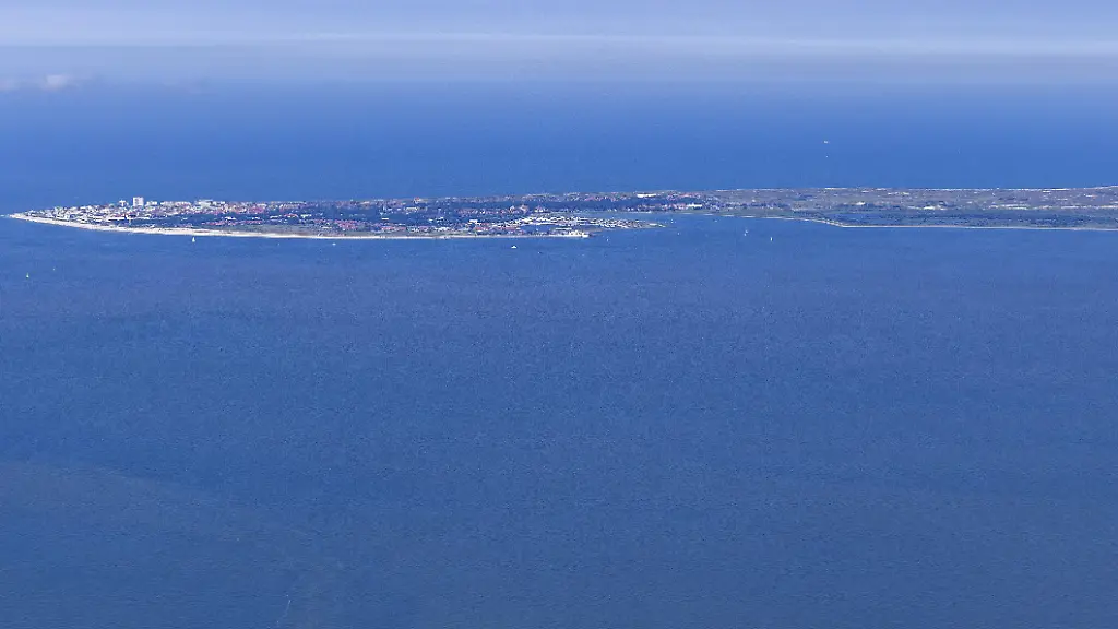 Luftaufnahme-Norderney-Faehre-ostfriesische-Insel-Nordsee-Ostfriesland-Niedersachsen-Deutschland