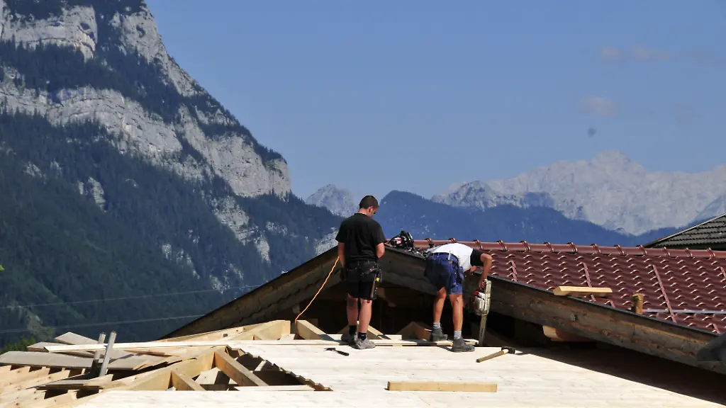 Dachdecker-arbeiten-an-einem-Wohnhaus-in-Waidring-aufgenommen-am-14-08-2008-Der-Ferienort-Waidring-liegt-in-einer-Hoehe-von-durchschnittlich-900-Metern-und-wird-von-bis-zu-1900-Metern-hohen-Bergen-umgeben