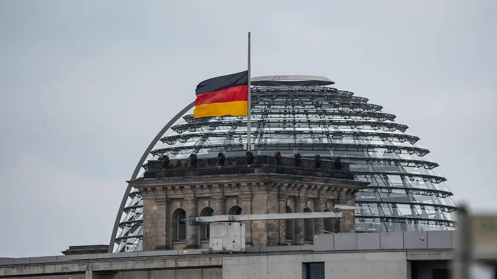 Blick-auf-das-Reichstagsgebaeude-mit-dem-Deutschen-Bundestag-vom-Balkon-des-Bundeskanzleramts-im-Maerz-2026