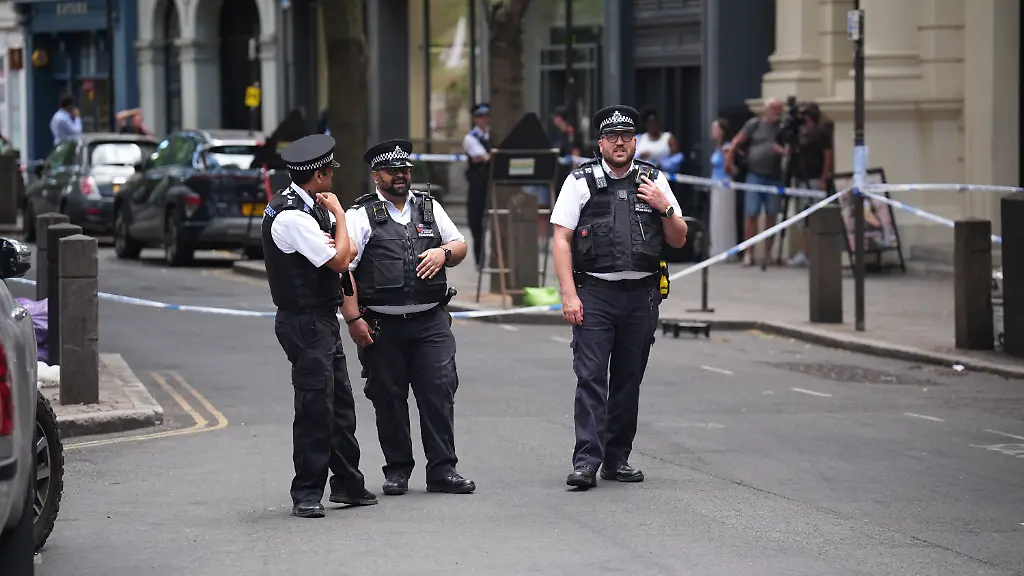 Einsatzkraefte-der-Polizei-sichern-einen-Tatort-in-der-Endell-Street-in-Covent-Garden-im-Zentrum-von-London-nachdem-vier-Maenner-niedergestochen-worden-waren