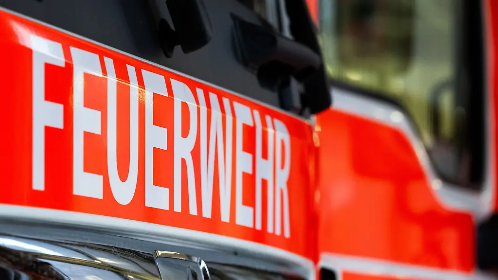 Feuerwehr-und-Rettungsdienst-waren-nach-einem-Unfall-zwischen-einem-Auto-und-einem-Traktor-im-Einsatz