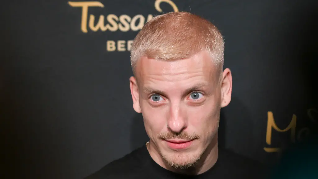 Comedian-Felix-Lobrecht-bei-Madame-Tussauds-Berlin