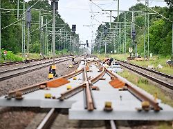 Fahrgäste werden umgeleitet: Bahnstrecke Berlin-Hamburg wird erneut für Bauarbeiten gesperrt