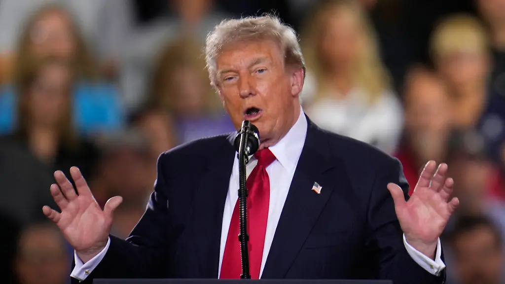US-Praesident-Donald-Trump-spricht-auf-dem-General-Motors-Proving-Ground