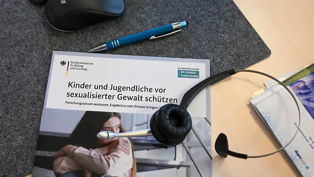 ARCHIV-02-05-2024-Berlin-Wer-Opfer-sexueller-Gewalt-geworden-ist-kann-sich-an-verschiedene-Beratungsstellen-wenden-Eine-14-Jaehrige-soll-in-einem-Jugendzentrum-von-drei-Jugendlichen-sexuell-missbraucht-worden-sein-nun-sind-die-Ermittlungen-eingestellt
