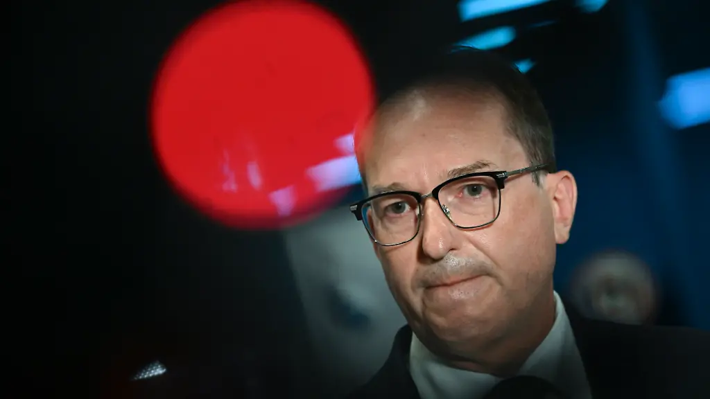 Alexander-Dobrindt-CSU-Bundesinnenminister-spricht-bei-einer-Pressekonferenz-in-einem-Terminal-des-Flughafens-Leipzig-Halle-Nach-einem-naechtlichen-Drohnen-Vorfall-am-Flughafen-Leipzig-Halle-haben-Spezialisten-der-Bundespolizei-eine-Sprengvorrichtung-entschaerft