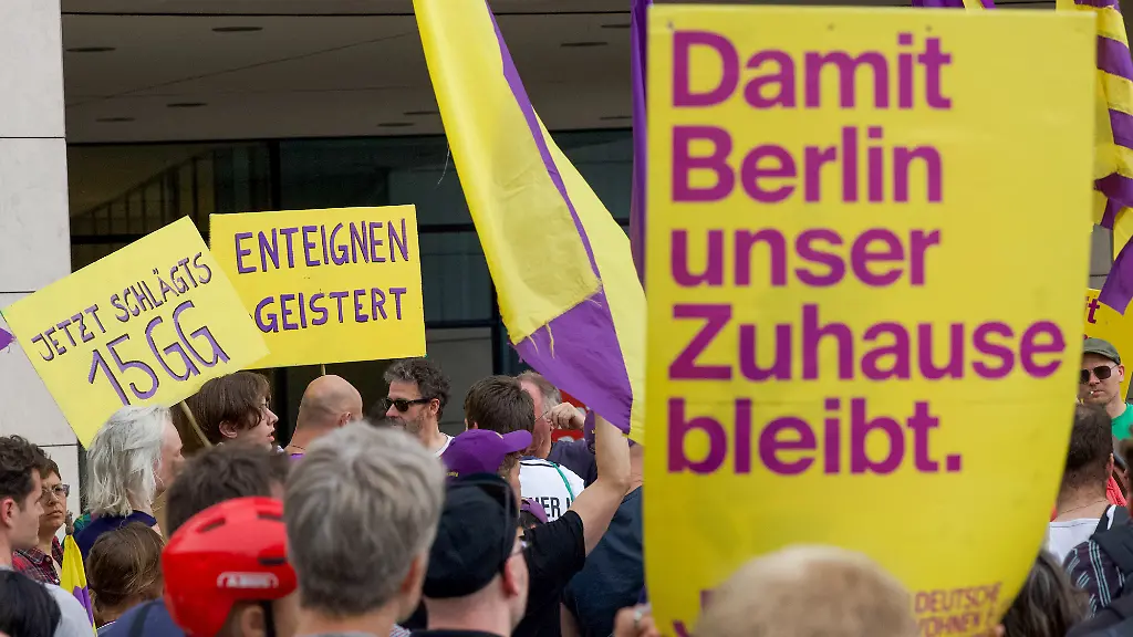 Teilnehmer-einer-Demonstration-der-Initiative-Deutsche-Wohnen-Enteignen-protestieren-vor-dem-Willy-Brandt-Haus-unter-anderem-mit-einem-Plakat-Damit-Berlin-unser-Zuhause-bleibt