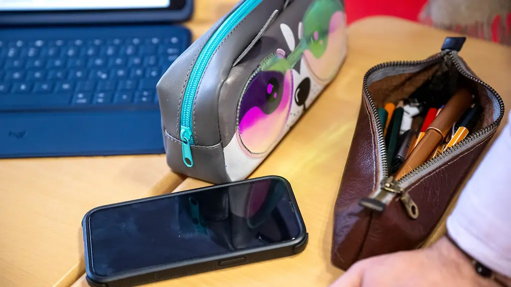 Zum-neuen-Schuljahr-werden-strengere-Regeln-zu-Smartphones-an-Schulen-erwartet