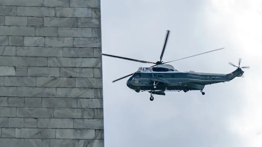 July-31-2026-Washington-District-Of-Columbia-USA-Marine-One-passes-the-Washington-Monument-as-it-approaches-a-temporary-landing-zone-on-the-Ellipse-while-a-permanent-Marine-One-landing-pad-is-under-construction-on-the-South-Lawn-of-the-White-House-in-Washington-DC