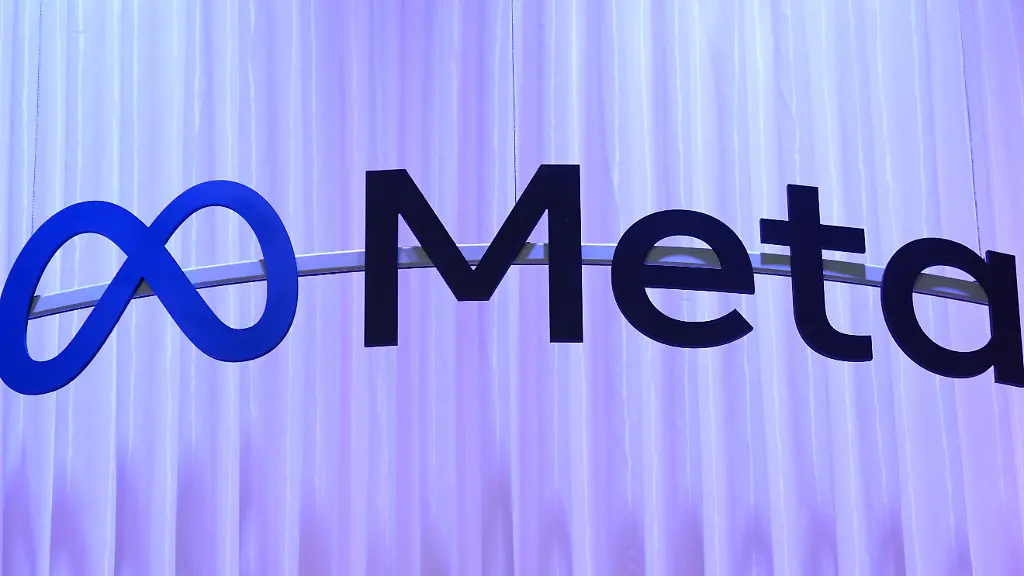 Blick-auf-das-Logo-des-echnologiekonzerns-Meta-waehrend-der-Digitalmesse-OMR-in-den-Messehallen-der-Hamburg-Messe
