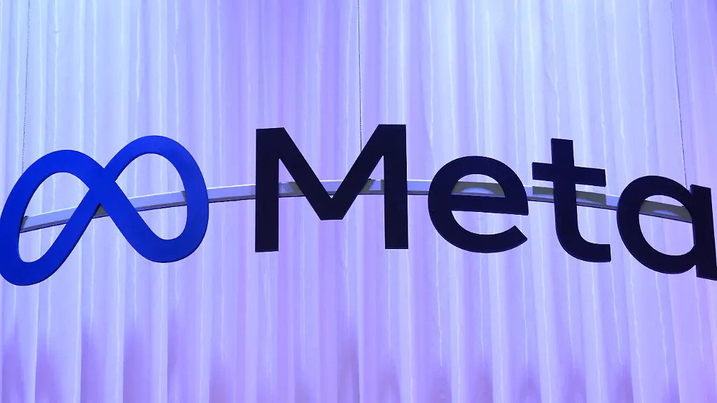 Blick-auf-das-Logo-des-echnologiekonzerns-Meta-waehrend-der-Digitalmesse-OMR-in-den-Messehallen-der-Hamburg-Messe