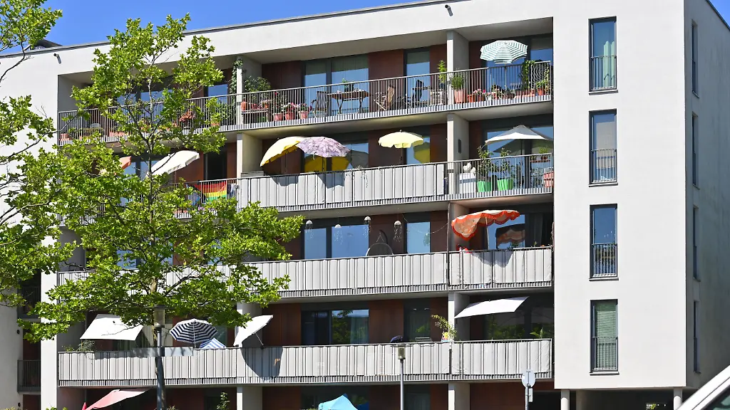 Urlaub-in-Deutschland-auf-dem-heimischen-Balkon-Aufgespannte-Sonnenschirme-auf-Balkonen-in-Wohnungen-Mietwohnungen-Muenchen-Messestadt-Riem-Stadt-Muenchen-Balkone-Front-Stadtwohnungen-Stadtwohnung-Immobiiie-Metropole-Immobilienpreise-Immobilien-Fassaden-Fassade-Gebaeude-Haeuser-Lage-Stadtlage-Randbezirk-Mietshaus-SVEN-SIMON-Fotoagentur-GmbH-Co-Pressefoto-KG-Seidlhofstr-10-85540-Haar-GLS-Bank-IBAN-DE75-4306-0967-4030-0251-00-BIC-GENODEM1GLS-www-svensimon
