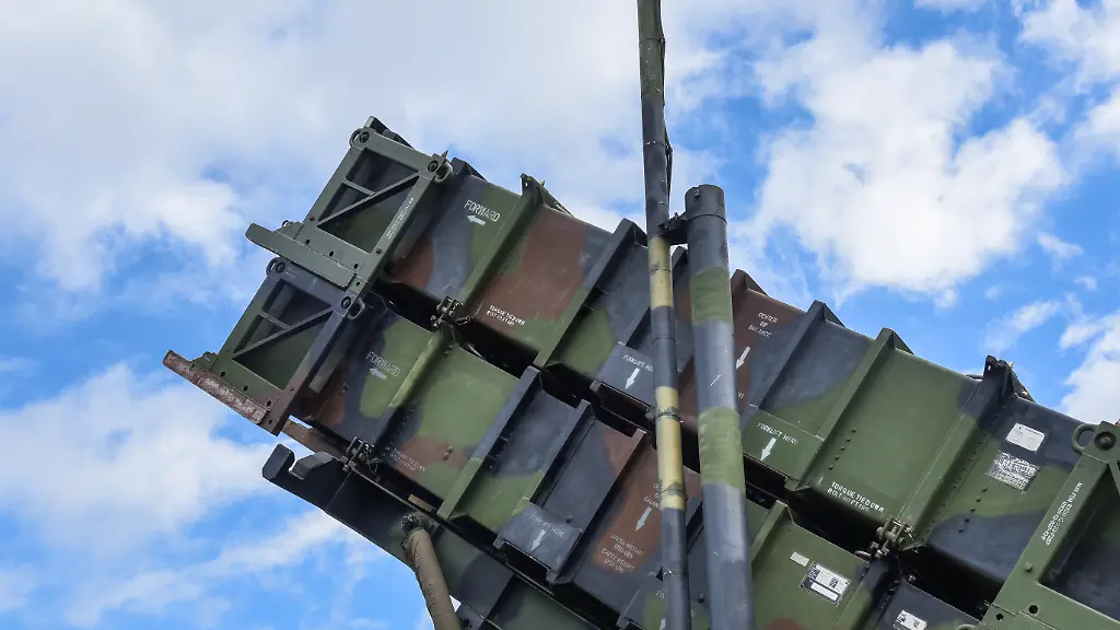 Jagel-Schleswig-Holstein-Tag-der-Bundeswehr-auf-dem-Fliegerhorst-in-Jagel-Im-Bild-Patriot-Startgeraete-Launching-Station-LS-MIM-104-MIM-104-Patriot-ist-ein-US-amerikanisches-bodengestuetztes-Flugabwehrraketen-System-zur-Abwehr-von-Flugzeugen-Marschflugkoerpern-und-ballistischen-Mittelstreckenraketen-des-Herstellers-Raytheon-Lockheed-Vier-solcher-Patriot-Solche-Systeme-werden-auch-in-der-Ukraine-im-Rahmen-zur-Flugabwehr-eingesetzt
