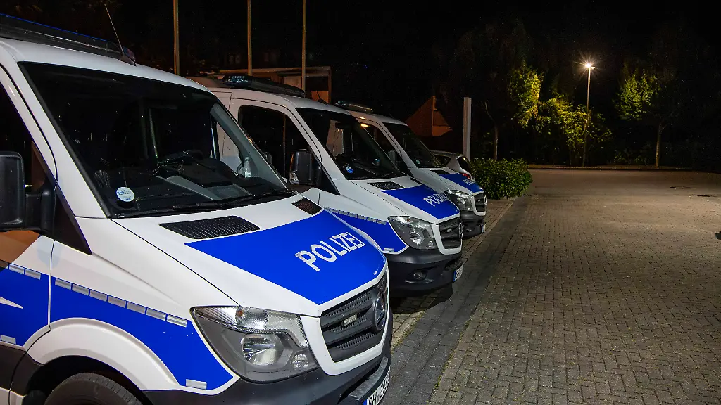 Einsatzkraefte-von-Polizei-und-Feuerwehr-sind-vor-der-Feuerwehr-in-Preetz-versammelt