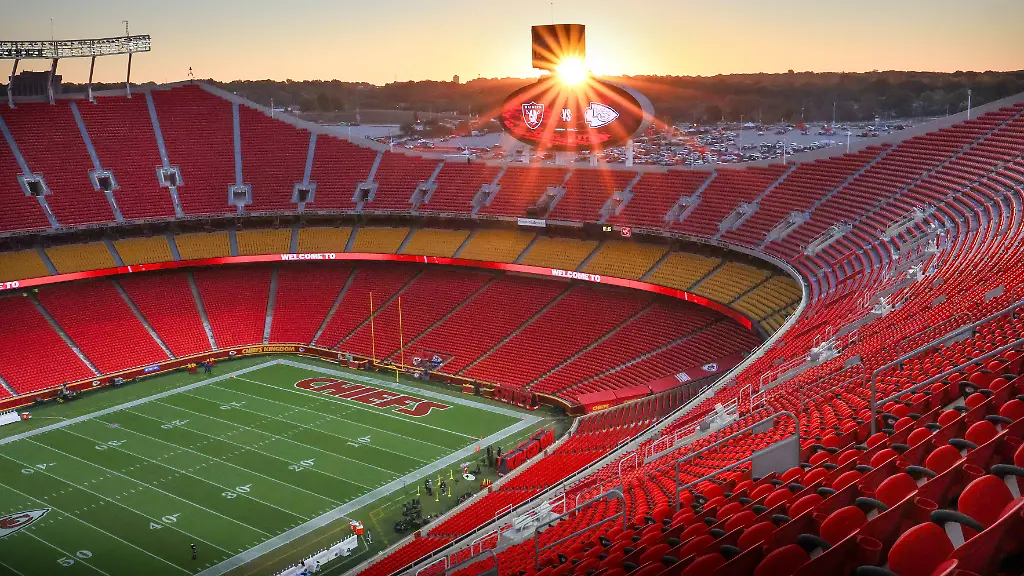 October-19-2025-A-general-view-of-the-stadium-as-the-sun-rises-before-an-NFL-American-Football-Herren-USA-football-game-between-the-Kansas-City-Chiefs-and-Las-Vegas-Raiders-at-GEHA-Field-at-Arrowhead-Stadium-in-Kansas-City-MO