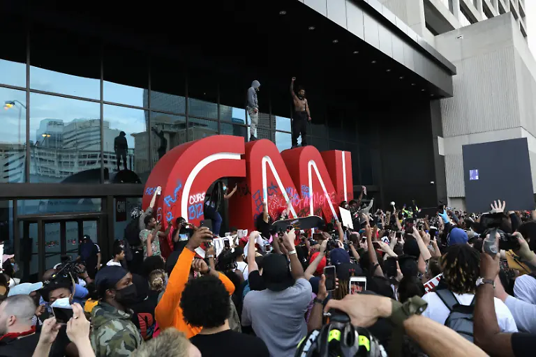 2020-05-30T043050Z-1753205825-RC2SYG9VRQRB-RTRMADP-3-MINNEAPOLIS-POLICE-PROTESTS-ATLANTA