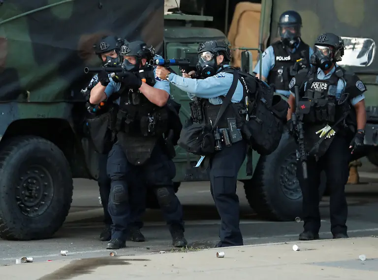 2020-05-30T054542Z-539918017-RC2TYG9REPAA-RTRMADP-3-MINNEAPOLIS-POLICE