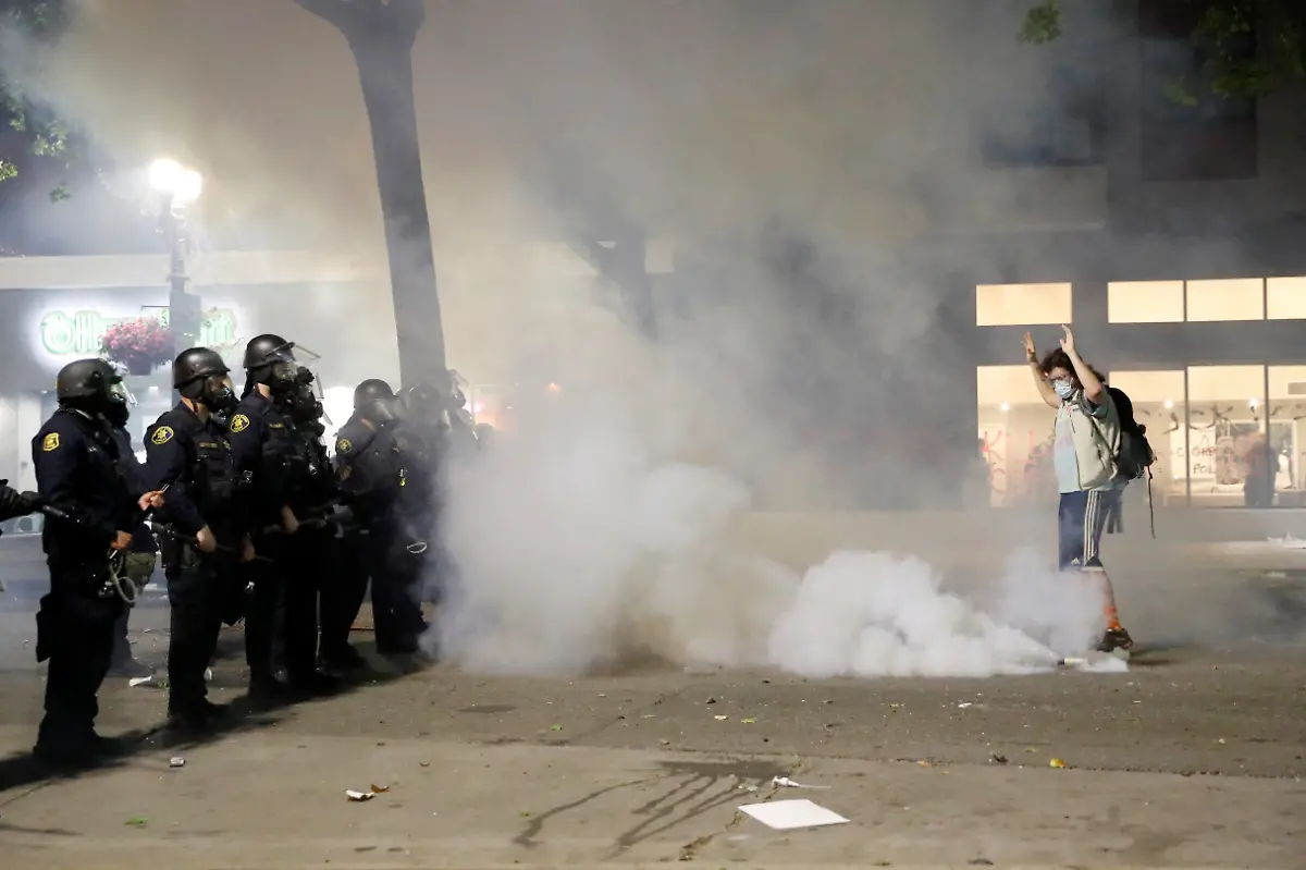 2020-05-30T064637Z-224963019-RC2UYG9DHP55-RTRMADP-3-MINNEAPOLIS-POLICE-PROTESTS-OAKLAND