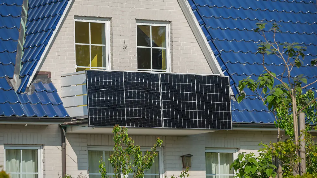 Die-vier-Solarmodule-sind-jeweils-fast-zwei-Meter-lang-Fuer-eine-Abholung-sollte-ein-ausreichend-grosses-Fahrzeug-eingeplant-werden