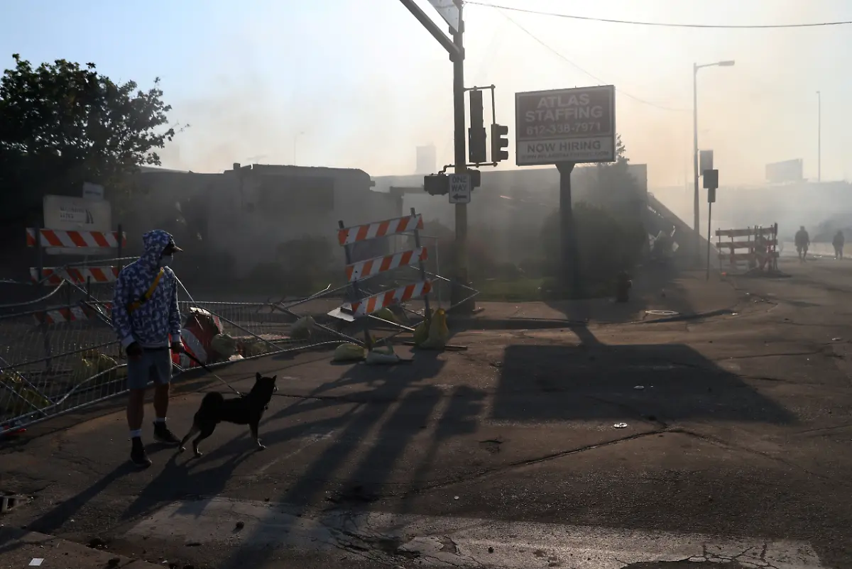 2020-05-30T145350Z-1800664655-RC22ZG9Z30K1-RTRMADP-3-MINNEAPOLIS-POLICE