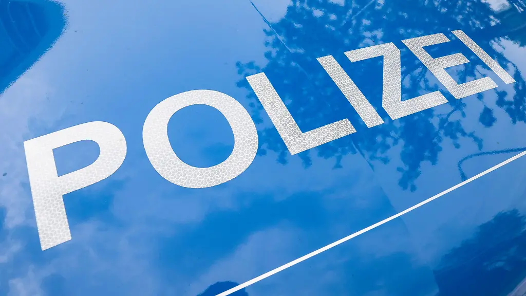 Aus-bislang-ungeklaerten-Gruenden-soll-die-Unbekannte-die-15-Jaehrige-zunaechst-verbal-provoziert-und-anschliessend-angegriffen-haben
