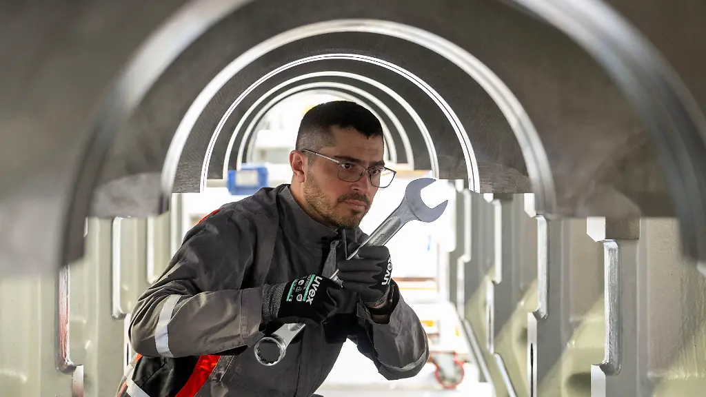 Oleksandr-Gryb-haelt-am-Stammsitz-der-Everllence-SE-im-Kurbelwellengehaeuse-einen-Schraubenschluessel-Das-Unternehmen-produziert-Grossmotoren