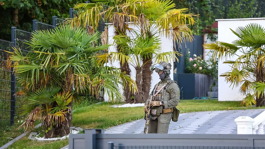 Eine-Zoll-Spezialeinheit-war-in-einer-Villa-in-Hagen-im-Einsatz