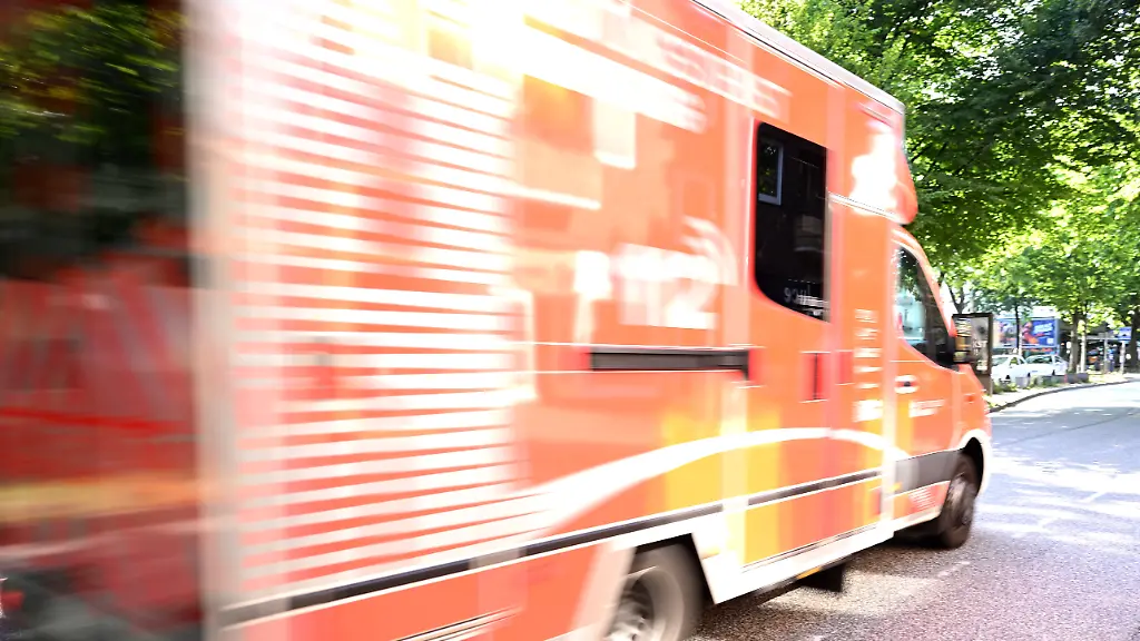 Ein-Rettungswagen-mit-der-Aufschrift-112-faehrt-durch-Hamburg