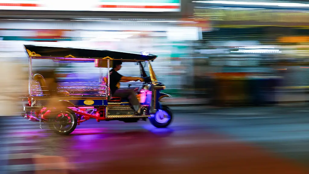 Thailand-2026-Bangkok-Ein-Tuk-Tuk-dreiraedrigen-Taxi-in-einer-belebten-Strasse-von-Chinatown-Yaowarat-in-Bangkok-Thailand-Neonbeleuchtung-Leuchtreklamen-mit-chinesischen-Schriftzeichen-und-belebter-Nachtverkehr-praegen-die-Atmosphaere-des-bekannten-Geschaefts-und-Vergnuegungsviertels-der-thailaendischen-Hauptstadt