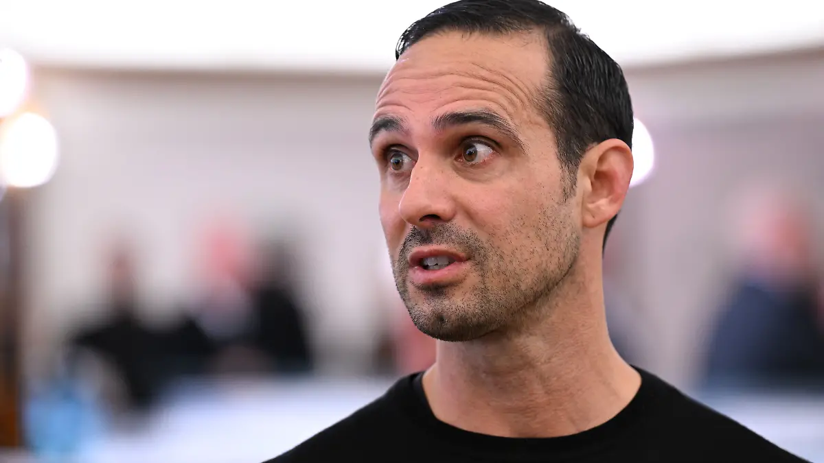 Ex-Werder-Trainer-Alexander-Nouri-vor-der-Trauerfeier-fuer-Ex-Nationalspieler-und-Werder-Torwart-Dieter-Burdenski-Die-Trauerfeier-fand-im-Konzerthaus-Die-Glocke-statt